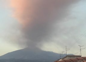 Etna in attività. L’imponente colonna di fumo e cenere vista da Adrano