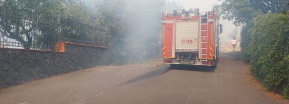 L’incendio di Ragalna di c.da Difesa. La famiglia Magrì: “Grazie ai pompieri di Adrano, Maletto e Siracusa che con coraggio hanno salvato le nostre case”