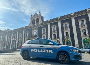 Catania, armato di cocci di vetro in via Etnea molesta i passanti. Fermato e denunciato dalla Polizia di Stato