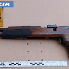 Blitz a Librino: La polizia di stato sequestra una carabina e oltre 600 grammi di marijuana.