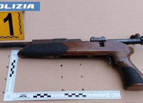Blitz a Librino: La polizia di stato sequestra una carabina e oltre 600 grammi di marijuana.
