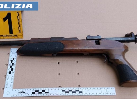 Blitz a Librino: La polizia di stato sequestra una carabina e oltre 600 grammi di marijuana.