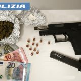 Catania, fermato dai polizziotti tira fuori una pistola: disarmato e arrestato dalla polizia. L’uomo aveva anche cocaina e marijuana.