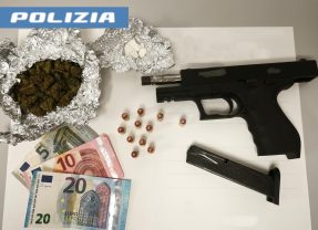 Catania, fermato dai poliziotti tira fuori una pistola: disarmato e arrestato dalla polizia. L’uomo aveva anche cocaina e marijuana.