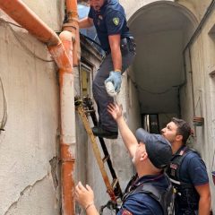 Catania, nasconde la droga sul tetto ma dimentica una dose in cortile: la polizia di stato arresta 41enne rumeno