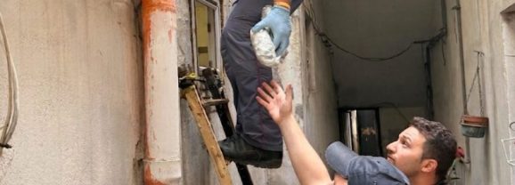 Catania, nasconde la droga sul tetto ma dimentica una dose in cortile: la polizia di stato arresta 41enne rumeno