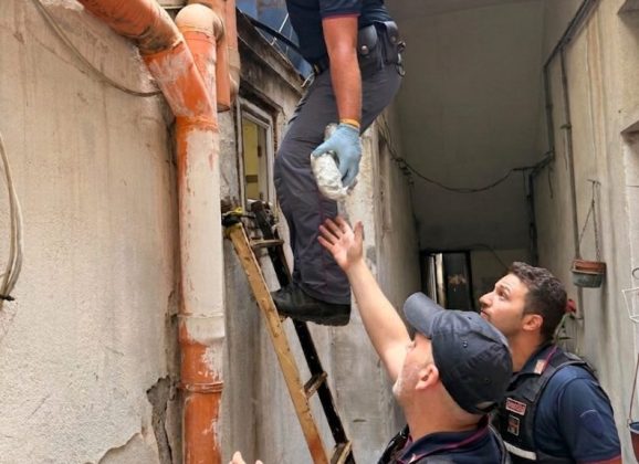 Catania, nasconde la droga sul tetto ma dimentica una dose in cortile: la polizia di stato arresta 41enne rumeno