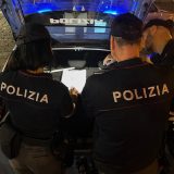 Sorpreso a rubare in un’auto: parcheggiatore abusivo, sorvegliato speciale, arrestato dalla polizia di stato.