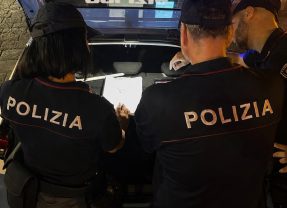 Sorpreso a rubare in un’auto: parcheggiatore abusivo, sorvegliato speciale, arrestato dalla polizia di stato.