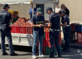 L’ operazione antiabusivismo della polizia di stato nel territorio di Adrano: sequestrati 320 KG di prodotti e sanzionati 2 ambulanti per 12.000 euro