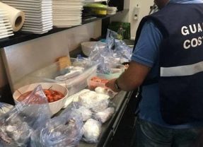 Controlli estivi tra ristoranti e pescherie nell’hinterland catanese: sequestrati 450 chili di prodotto senza etichetta o sottomisura