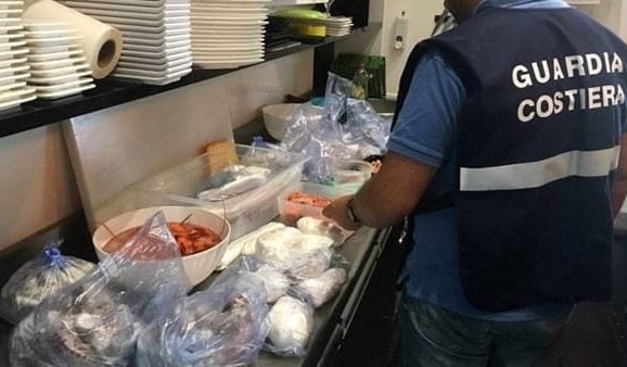 Controlli estivi tra ristoranti e pescherie nell’hinterland catanese: sequestrati 450 chili di prodotto senza etichetta o sottomisura