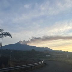 Etna in eruzione: stop agli arrivi fino alle 16:00 per l’aeroporto Fontanarossa di Catania