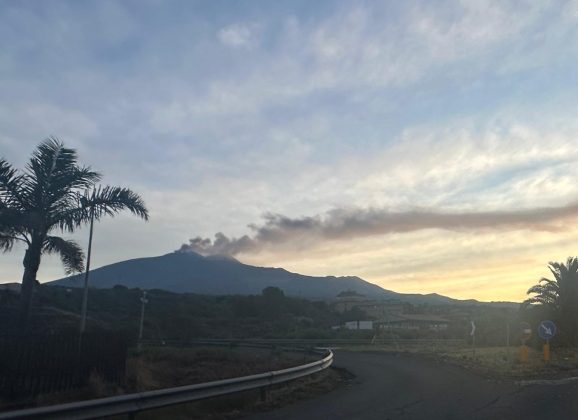 Etna in eruzione: stop agli arrivi fino alle 16:00 per l’aeroporto Fontanarossa di Catania