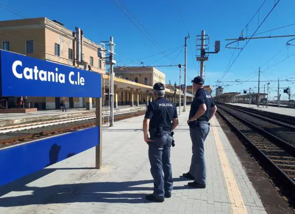 Stazione centrale di Catania: aggredisce un agente e viene arrestato dalla polizia di stato.
