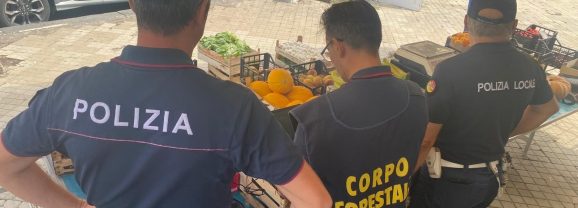 Adrano. Abusivismo commerciale. La Polizia di Stato sequestra 230 kg di prodotti ortofrutticoli non tracciati. Sanzioni per 2 ambulanti per 12.300 euro