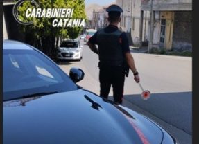 Bronte. I Carabinieri la fermano su un’auto appena rubata: 34enne denunciata e veicolo restituito al proprietario