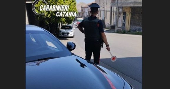 Bronte. I Carabinieri la fermano su un’auto appena rubata: 34enne denunciata e veicolo restituito al proprietario