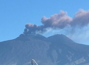 Etna. Nuova emissione di cenere. Nube eruttiva alta 4 chilometri