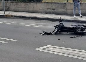 Biancavilla. Impatto auto-scooter in viale Dei Fiori. Un ferito