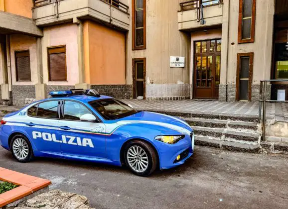 Forza la saracinesca per rubare in un garage: individuato ventenne di Adrano dalla Polizia di Stato