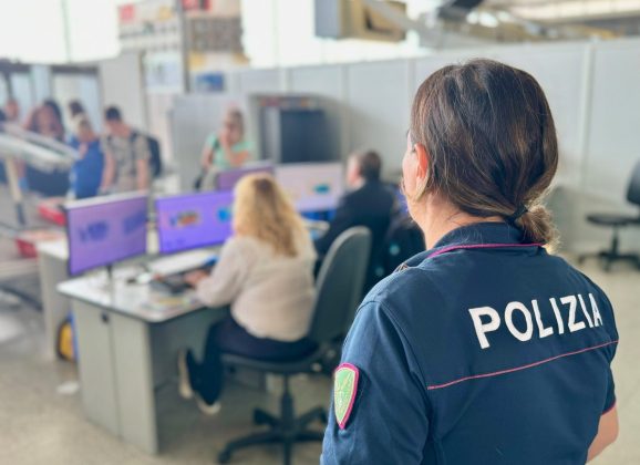 Aereoporto di Catania: tenta di imbarcarsi con un coltello nella cintura, passeggero denunciato in aereoporto dalla polizia di stato.