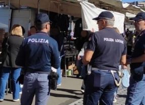 Adrano. Controlli della Polizia al mercato. Riscontro positivo: in un anno regolarizzate le posizioni di tanti operatori