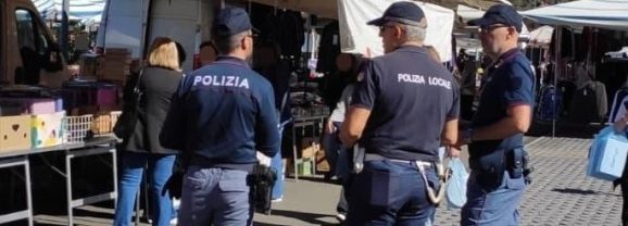Adrano. Controlli della Polizia al mercato. Riscontro positivo: in un anno regolarizzate le posizioni di tanti operatori